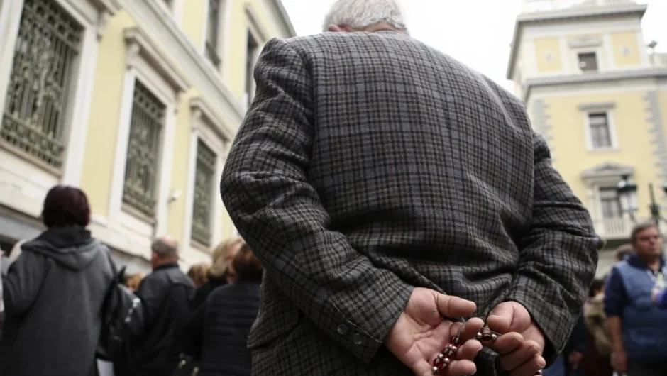 Παρέμβαση συνταξιούχων: 14 σημεία τριβής – Πού χάθηκαν οι… χήρες και η Εισφορά Αλληλεγγύης