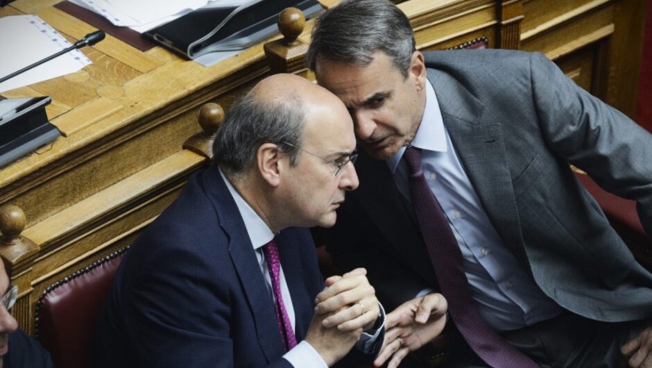 Ο Μητσοτάκης φορολογεί τους «μικρούς» ελεύθερους επιχειρηματίες για να μην ελέγξει τους «μεγάλους» και ψηφοφόρους της ΝΔ
