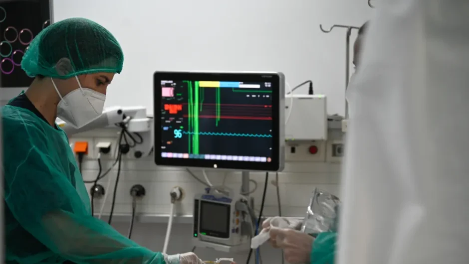 Καμπανάκι κινδύνου από την ΠΟΕΔΗΝ: Κίνδυνος για διασωληνωμένους εκτός ΜΕΘ λόγω έλλειψης κλινών