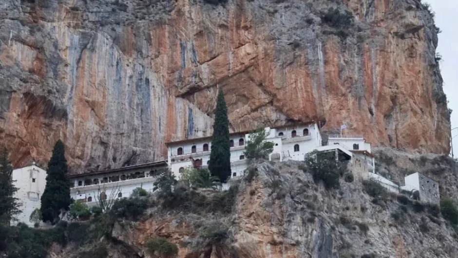 Παναγία Έλωνα: Το εντυπωσιακό μοναστήρι που είναι σφηνωμένο στον κόκκινο βράχο