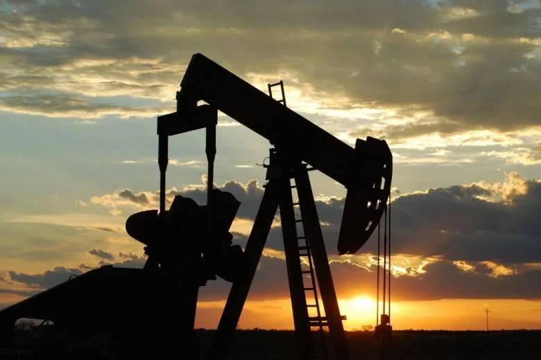 Καύσιμα: Μεγάλη βουτιά του πετρελαίου στις διεθνείς αγορές – Ελπίδες για μειώσεις στην αντλία