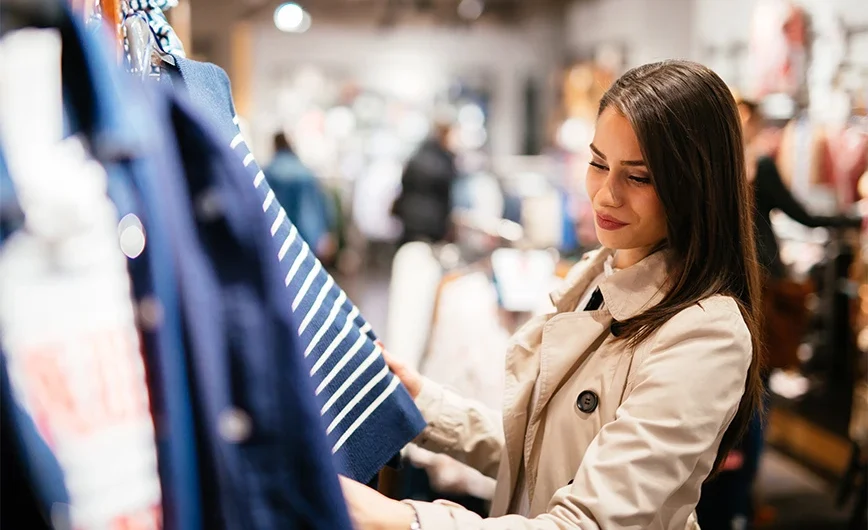 Πρέπει πάντα να πλένεις τα καινούργια ρούχα προτού τα φορέσεις και αυτός είναι ο αηδιαστικός λόγος