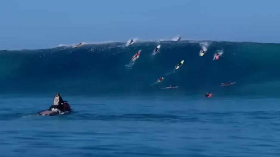 Χαβάη: Εντυπωσιακό βίντεο με 31χρονη σέρφερ που «δάμασε» κύμα 13 μέτρων και μπήκε στο Γκίνες