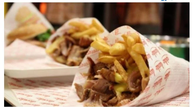 Ακρίβεια: Φάτε μάτια… σουβλάκια – Σπάει το φράγμα των 4 ευρώ η τιμή του τυλιχτού