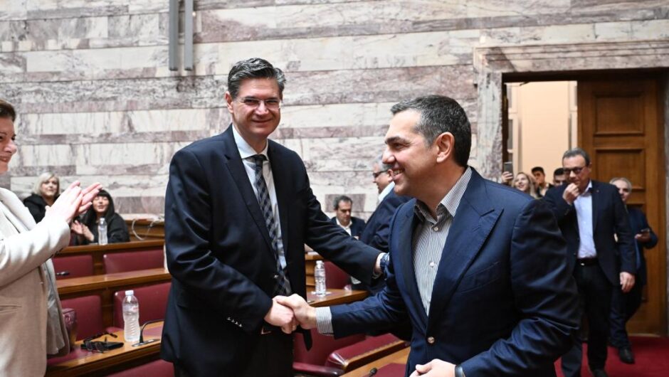 Αλέξης Τσίπρας / «Παρών» στη συνεδρίαση της ΚΟ του ΣΥΡΙΖΑ-ΠΣ – Τον υποδέχτηκαν με χειροκροτήματα