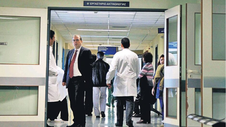 Γαλάζια… αριστοκρατία στήνει η Κεραμέως στα νοσοκομεία