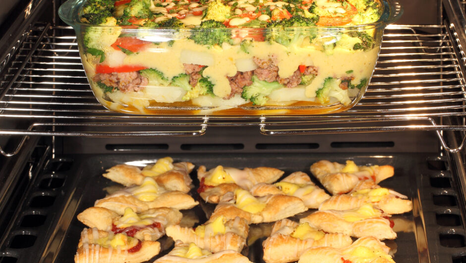 Ταψί στο φούρνο: Πότε να χρησιμοποιήσετε γυάλινο, μεταλλικό ή πήλινο;