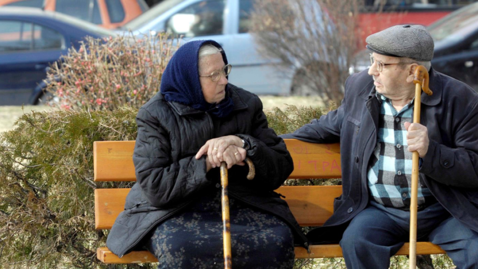 Συνταξιούχοι / Αφαίμαξη – Καλούνται να επιβιώσουν με επιδόματα και επιταγές ακρίβειας