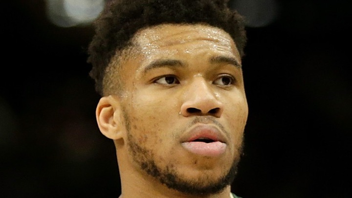 Η αγκαλιά του Γιάννη Αντετοκούνμπο στον Νίκο Παππά