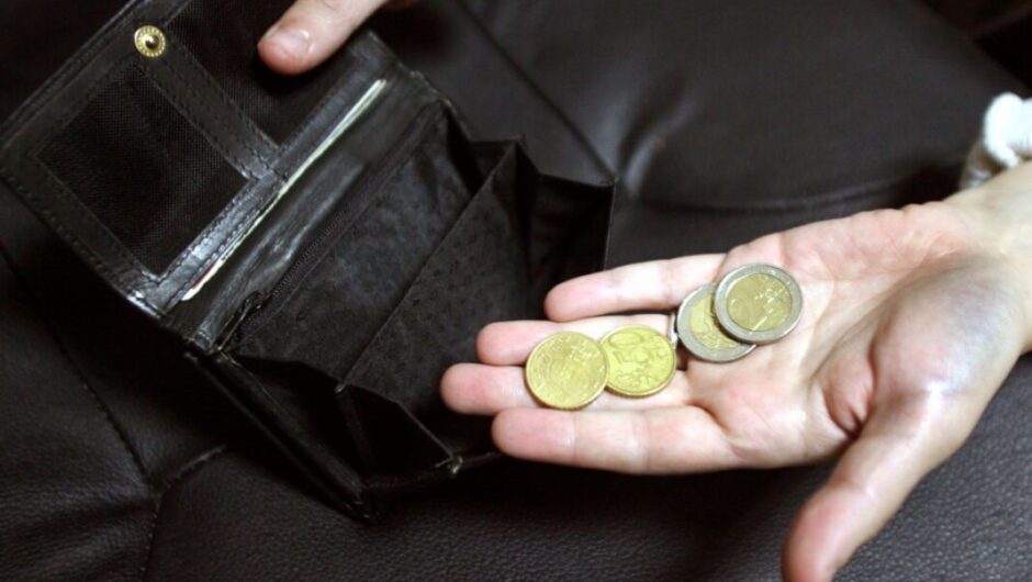 Δημοσκόπηση: Η φορολογία και η ακρίβεια πλήττουν σοβαρά την κυβέρνηση