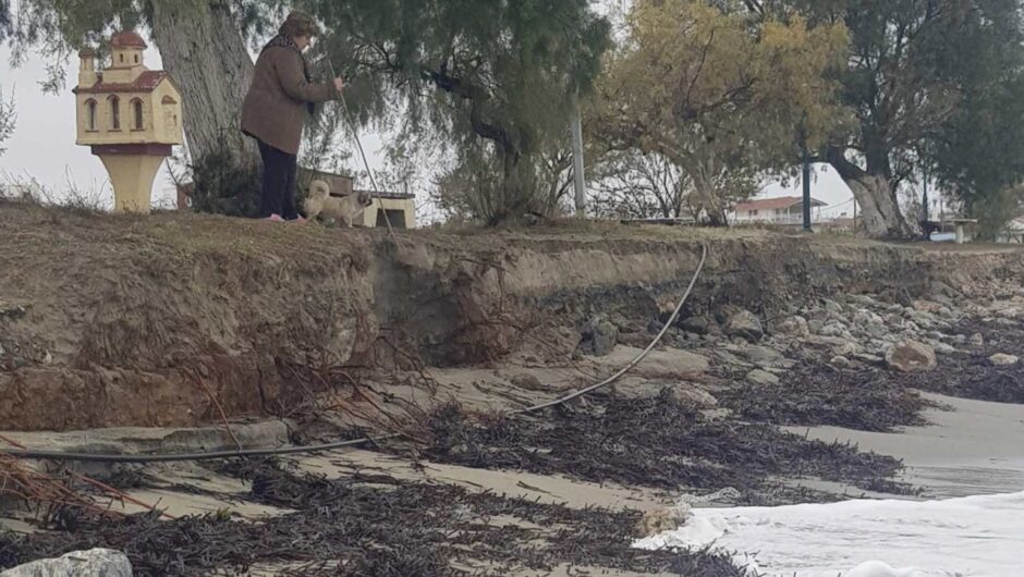 Λάρισα: Η θάλασσα «τρώει» την παραλία στα Μεσάγγαλα και φτάνει μέχρι τον δρόμο (φωτο)