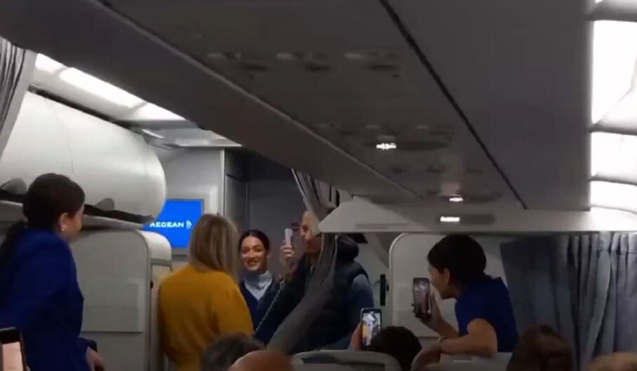 Αξέχαστη πτήση: Κρητικός έκανε πρόταση γάμου στον «αέρα» με μαντινάδες