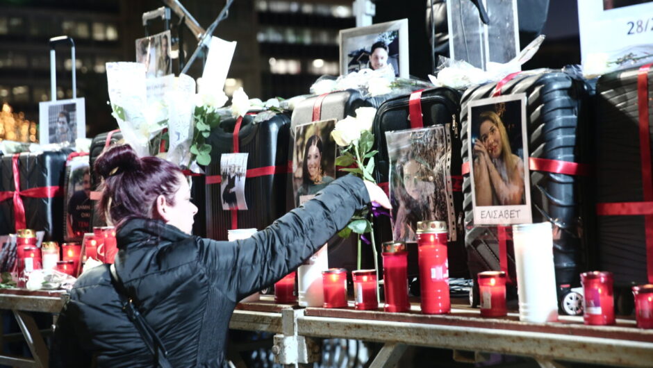 «Το έγκλημα να μη συγκαλυφθεί» – Συγκέντρωση έξω από τη Βουλή για την τραγωδία των Τεμπών (φωτ.)