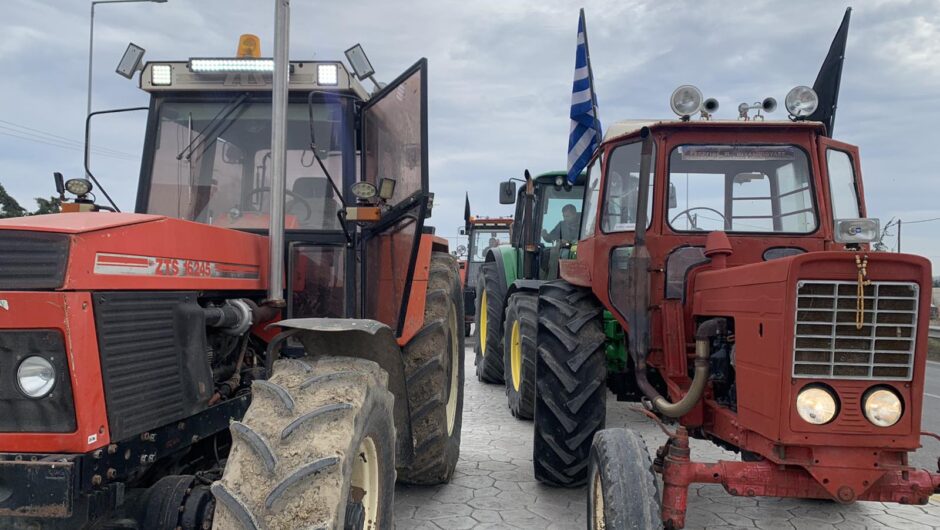 Στον κόμβο του Πλατυκάμπου αγρότες με τα τρακτέρ τους, προαναγγέλλουν “θερμό” χειμώνα (φωτό – βίντεο)