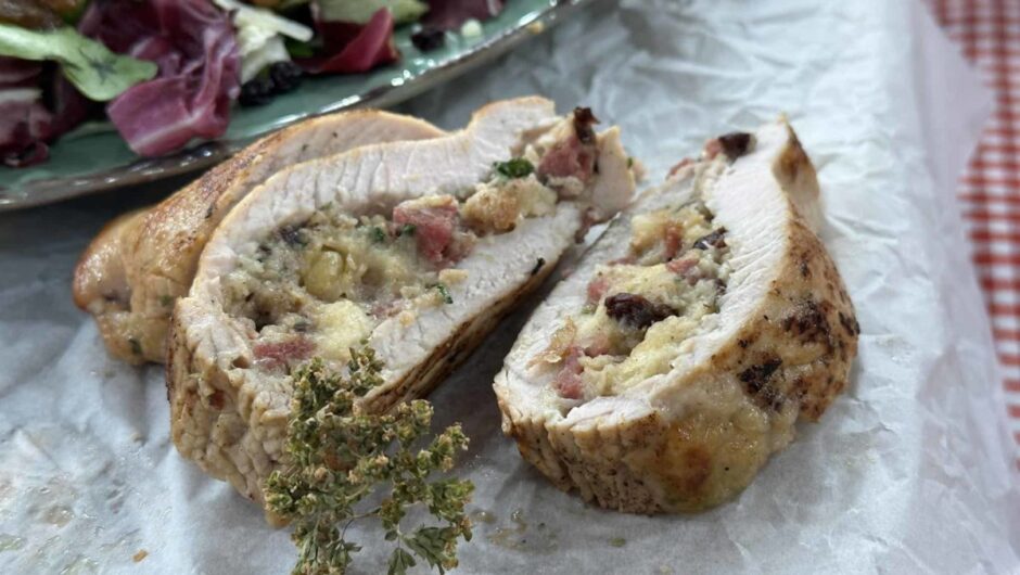 Γαλοπούλα γεμιστή με λουκάνικο, σταφίδες και κουκουνάρι