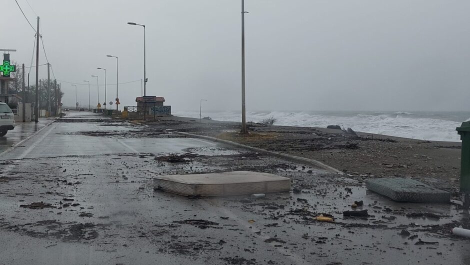 Λάρισα: Φερτά υλικά στον παραλιακό δρόμο και φουρτουνιασμένη θάλασσα στον Αγιόκαμπο (φωτ)