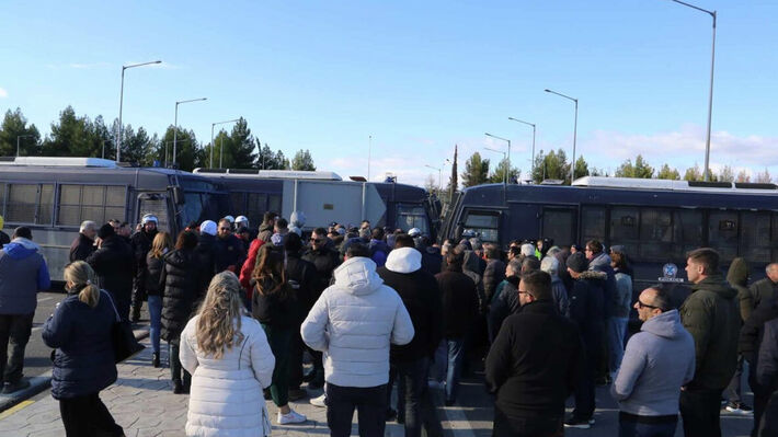 Πραγματοποιήθηκε συγκέντρωση αλληλεγγύης στον κόμβο Πλατυκάμπου – Με ΜΑΤ και κλούβες εμποδίστηκε η άνοδος των αγροτών στην ΠΑΘΕ (φωτ. & βίντεο)