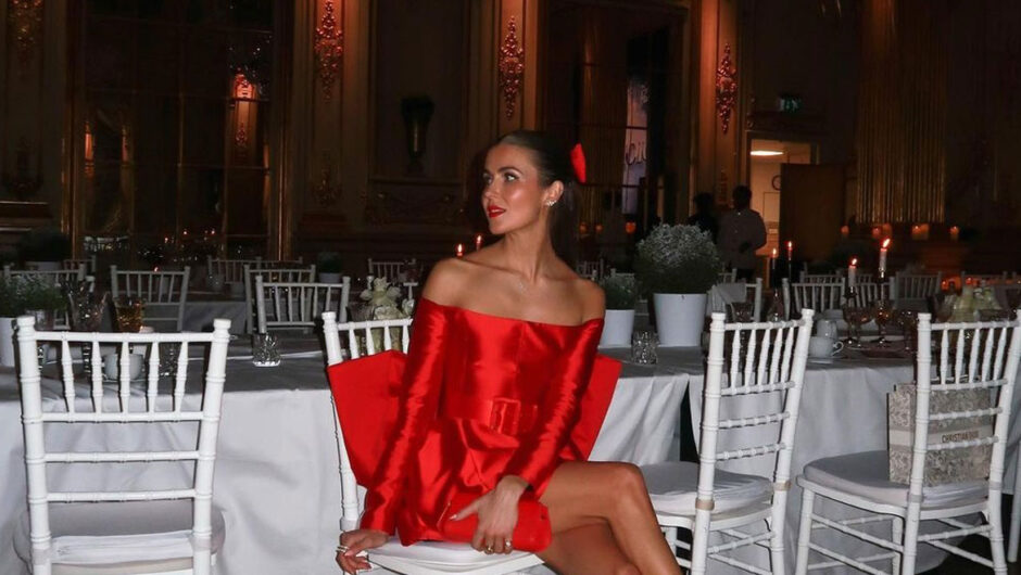 Chest Blush: Η νέα τάση που κάνει θραύση στο TikTok και θα φωτίσει τα γιορτινά σας σύνολα