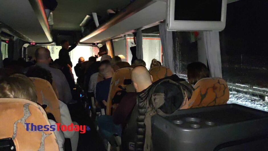 Με περιπολικό και εκχιονιστικό απεγκλωβίστηκαν οι 100 Έλληνες στη Βιέννη – «Θα ήμασταν ακόμη εκεί» (βίντεο)