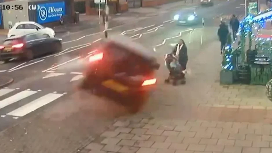 Ανατριχιαστικό βίντεο: Αυτοκίνητο ντεραπάρει ακριβώς μπροστά από μητέρα με μωρό