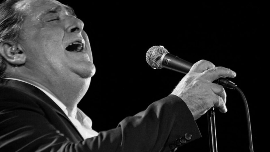 Βασίλης Καρράς / Πέθανε ο γνωστός Έλληνας τραγουδιστής