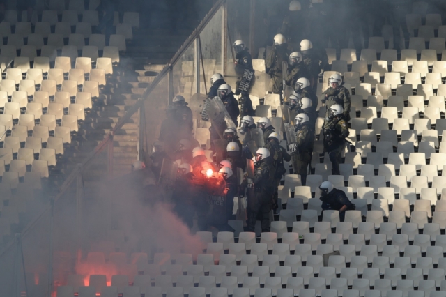 Ας μην κοροϊδευόμαστε: Μόνο οι βαρόνοι του ποδοσφαίρου μπορούν να σταματήσουν τη βία