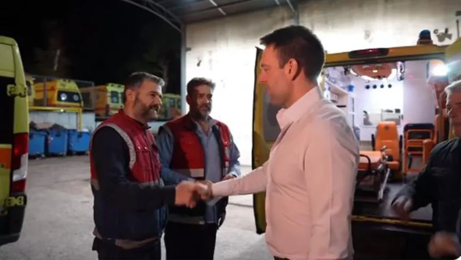 Στέφανος Κασσελάκης: Επισκέφτηκε τα μεσάνυχτα το ΕΚΑΒ – «Είναι οι ήρωες της κοινωνίας μας»