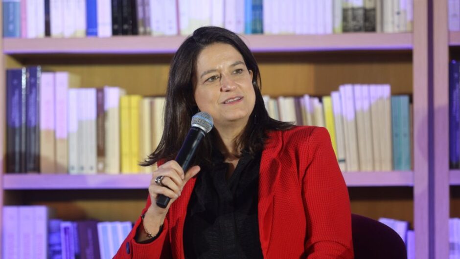 Η Κεραμέως προσβάλλει τους γιατρούς και δικαιολογεί τα «golden boys» στα Δημόσια Νοσοκομεία (Video)