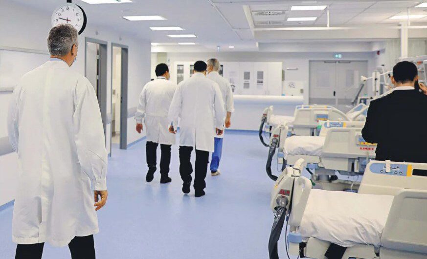 Νοσοκομεία: Δίνουν αυξήσεις στους διοικητές για να βλέπουν το ΕΣΥ να καταρρέει