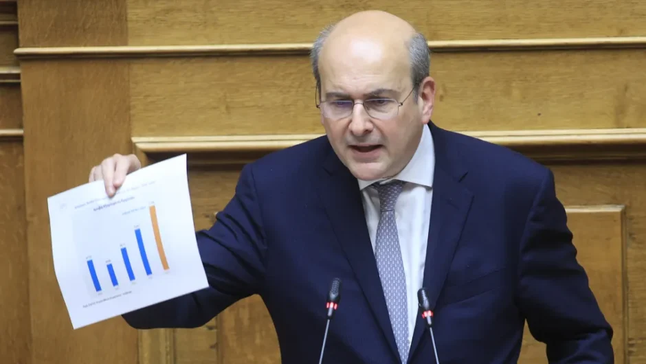 Κώφευσε στα πυρά της αντιπολίτευσης, παρουσίασε «μαγική εικόνα» για την οικονομία