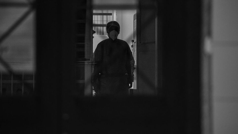 «Ο σώζων εαυτόν σωθήτω»: Ασφυξία στα νοσοκομεία – Έκκληση για χρήση μάσκας κάνει η ΠΟΕΔΗΝ