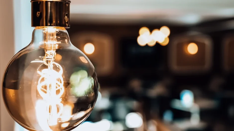 Τιμολόγια ρεύματος: Ποιο εκτιμάται ότι θα επιλέξουν οι περισσότεροι καταναλωτές – Τα υπέρ και τα κατά κάθε χρώματος