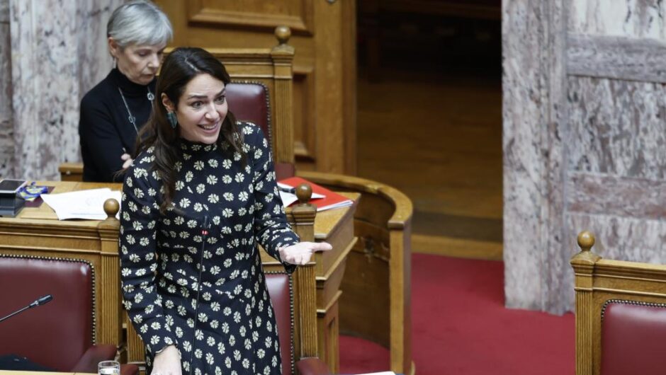 Δόμνα Μιχαηλίδου / Εξοργιστική δήλωση – «Το περπάτημα κάνει καλό» λέει για τις συγχωνεύσεις σχολείων