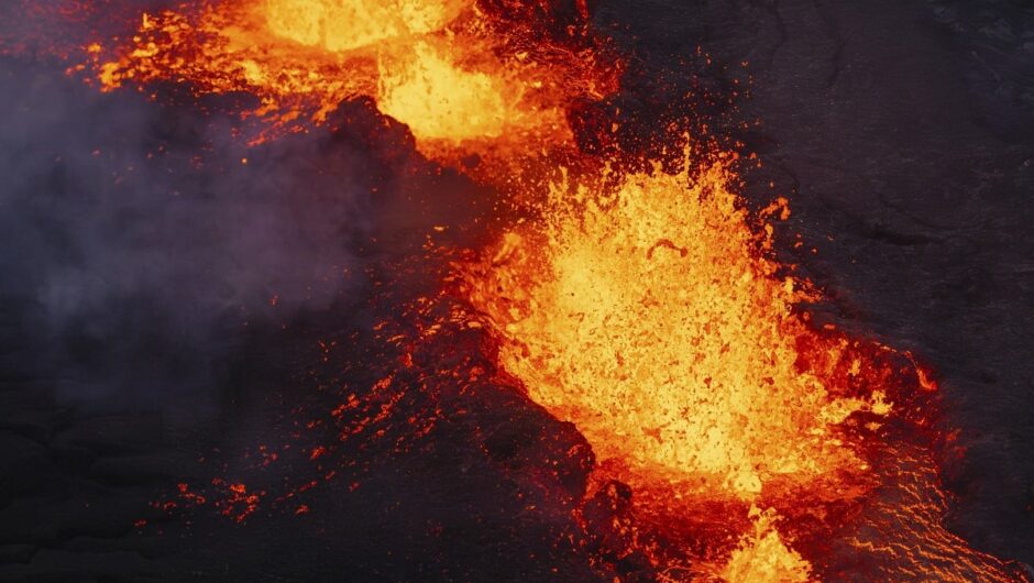 Ισλανδία: Νέες εντυπωσιακές εικόνες από το ηφαίστειο – Συγκλονίζουν οι μαρτυρίες για τη στιγμή της έκρηξης