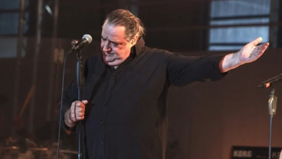 Βασίλης Καρράς: Τα 10 αξέχαστα τραγούδια – Οι συγκλονιστικές ερμηνείες (βίντεο)