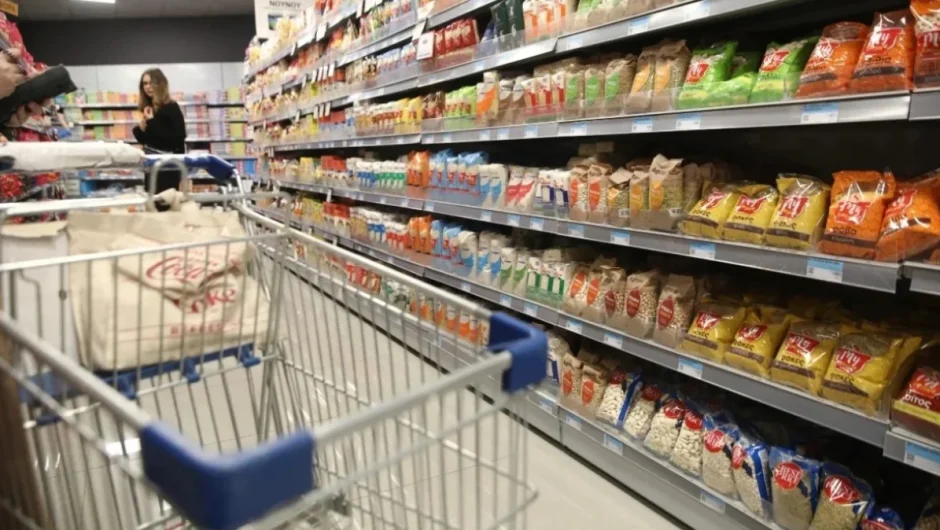 Η ακρίβεια «ματώνει» τα Χριστούγεννα: Αυξήσεις εως 60% στα τρόφιμα – 8 στους 10 έκοψαν βασικά αγαθά