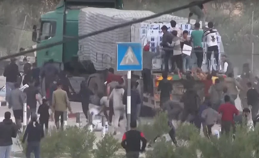 Σκηνές χάους στη Γάζα – Πεινασμένοι άνθρωποι τρέχουν πίσω από φορτηγά που μεταφέρουν βοήθεια