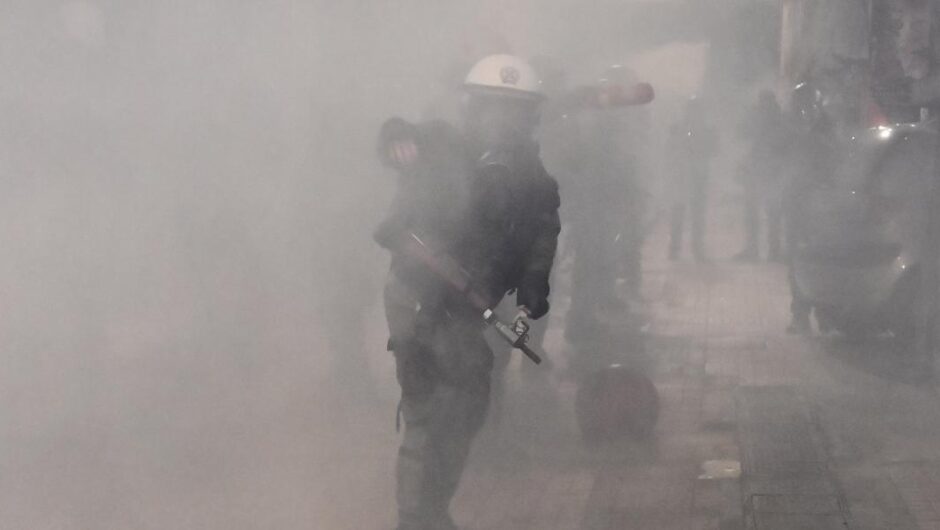 Εξάρχεια / Τραμπούκικη επίθεση των ΜΑΤ κατά δημοσιογράφων με σπρωξιές και χημικά (βίντεο)