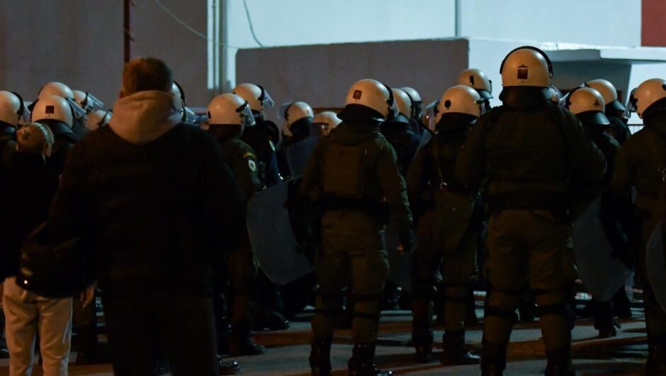 Επεισόδια στου Ρέντη / Ακρωτηρίασαν το ένα πόδι του 31χρονου αστυνομικού – Το ιατρικό ανακοινωθέν