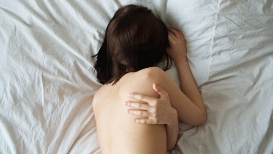 Τι κι αν έξω έχει παγωνιά – Γι’ αυτό πρέπει να κοιμόμαστε γυμνοί και τον χειμώνα