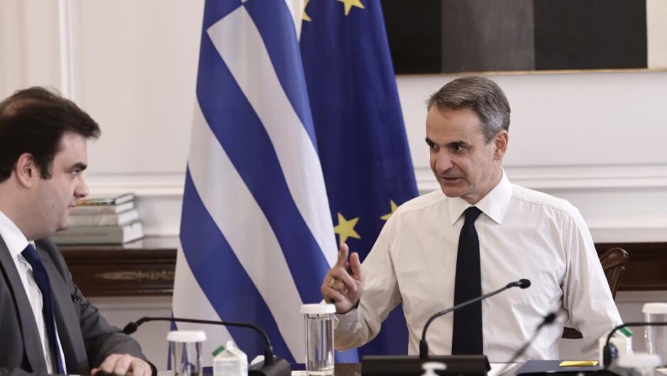 Κουρελιάζουν το Σύνταγμα