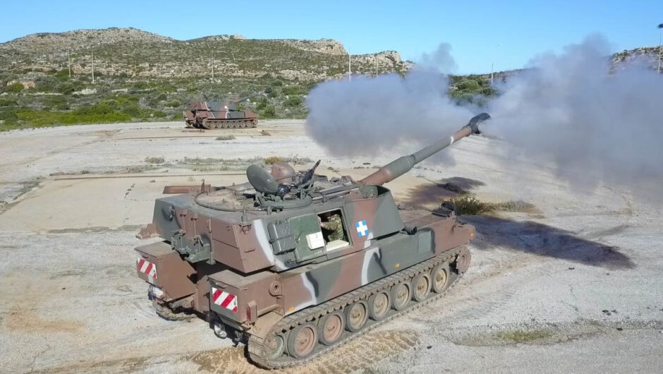 Έσταξε φωτιά ο ουρανός της Σούδας από το Πυροβολικό – Εντυπωσιακές φωτογραφίες