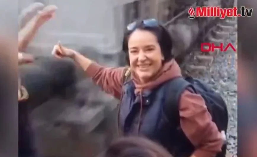Ποζάρει για σέλφι δίπλα στο διερχόμενο τρένο και εκείνο τη χτυπά – Το βίντεο με το περιστατικό στην Τουρκία