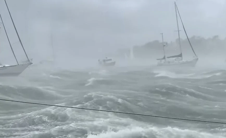 Έτσι μοιάζει να σε χτυπάει τυφώνας όταν είσαι μέσα σε σκάφος