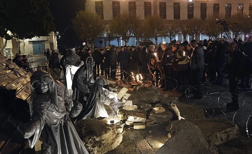 Χριστούγεννα θρήνου στη Βηθλεέμ με μαύρη φάτνη για τα θύματα του πολέμου στη Γάζα