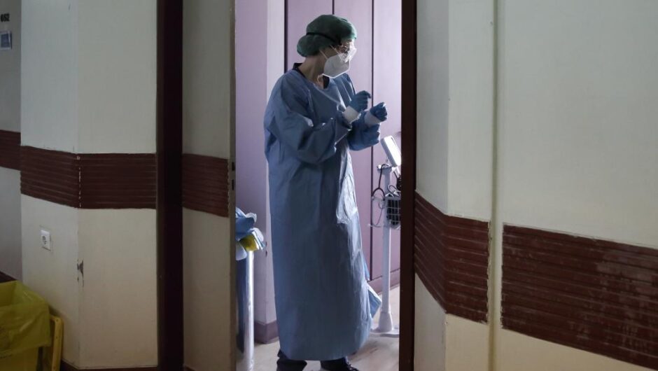 ΕΣΥ / 3,5 ευρώ η ώρα σε γιατρούς στις εφημερίες για να καταρρέουν από την υπερκόπωση