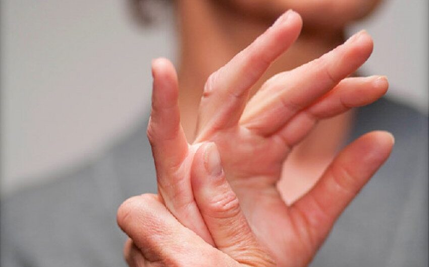 Ρευματοειδής αρθρίτιδα: Ποιες γυναίκες κινδυνεύουν περισσότερο – Οι συνήθειες που προφυλάσσουν