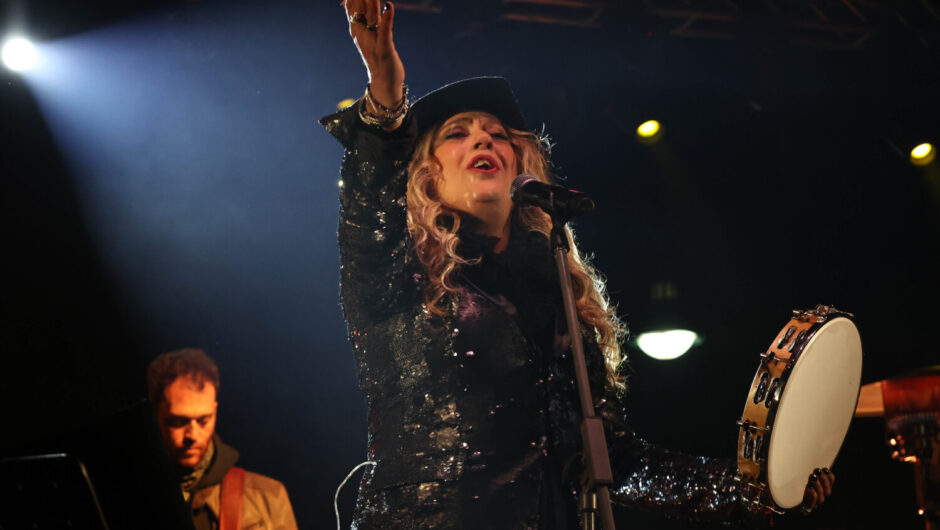 Λάρισα: Κέφι στην πλατεία Λαμπρούλη με την Ελένη Τσαλιγοπούλου (φωτ. & βίντεο)