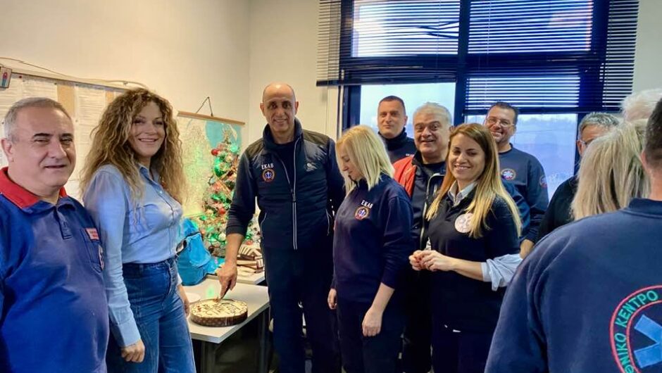 Λάρισα: Με ευχές και χαμόγελα έκοψαν τη βασιλόπιτα οι εργαζόμενοι στο ΕΚΑΒ (φωτ.)