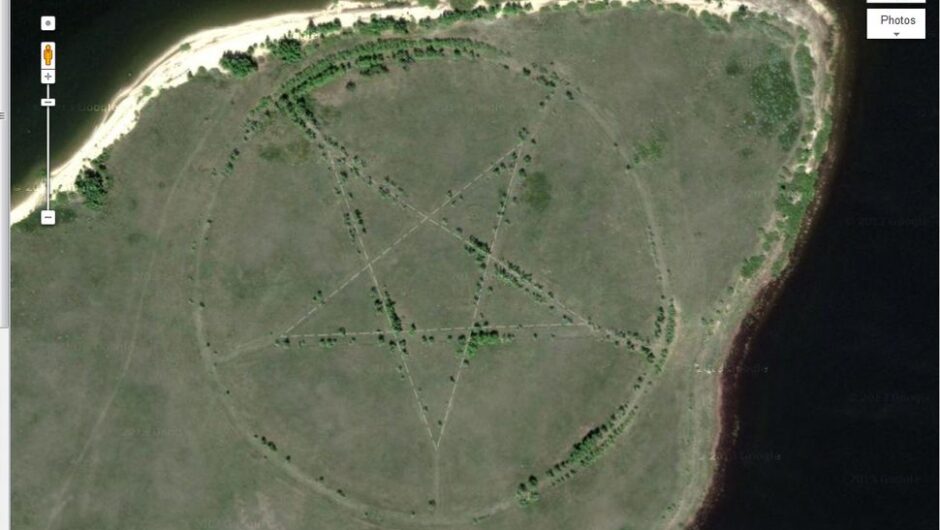 Google Earth: Τα 23 πιο παράξενα πράγματα που κατέγραψε στη Γη – Σβάστικες, πεντάλφες και νησιά-«φαντάσματα»
